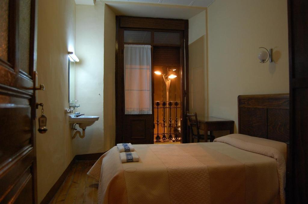 Hostal Paris Jaca Exteriér fotografie
